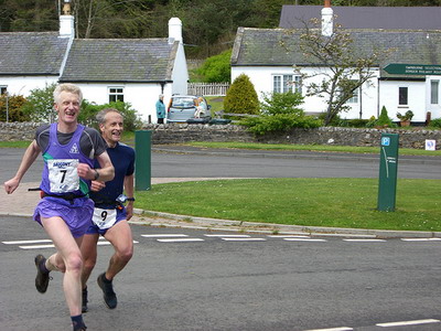 Dexter and Garry sprint - photo: Will Horsley