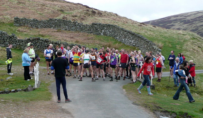 runners gather by the bridge and some perform odd rituals! - photo: Pat
